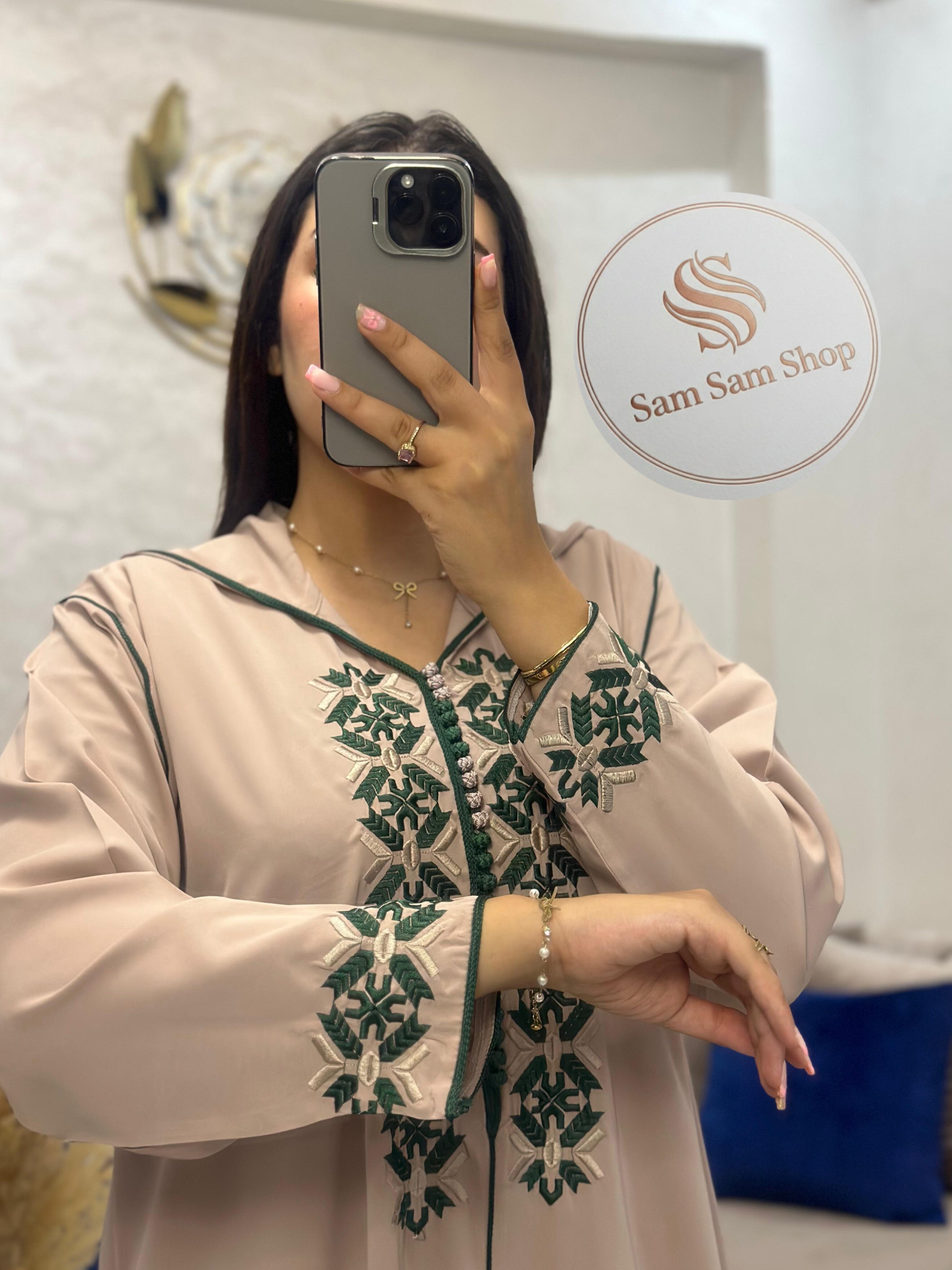 Élégance Traditionnelle Réinventée : La Djellaba "Sam Sam Shop"